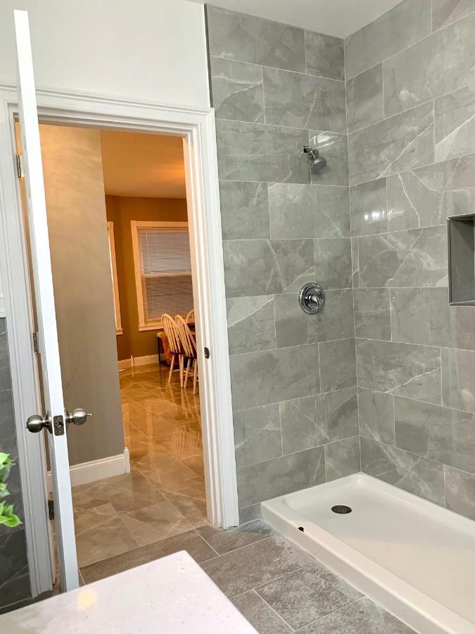 The Maid of the Mist Villa: Niagara Falls Retreat with Private Yard Exterior photo
