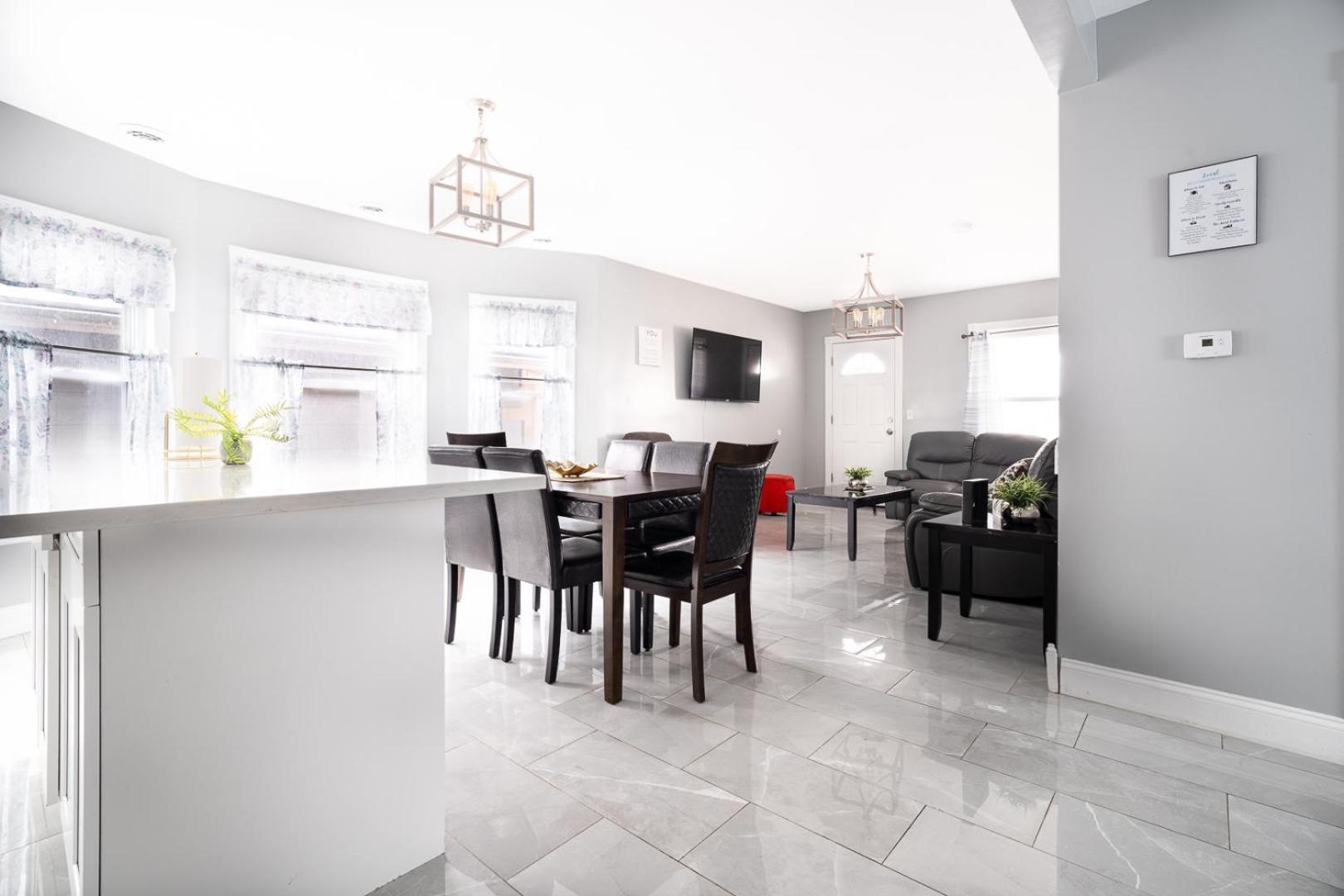 The Maid of the Mist Villa: Niagara Falls Retreat with Private Yard Exterior photo
