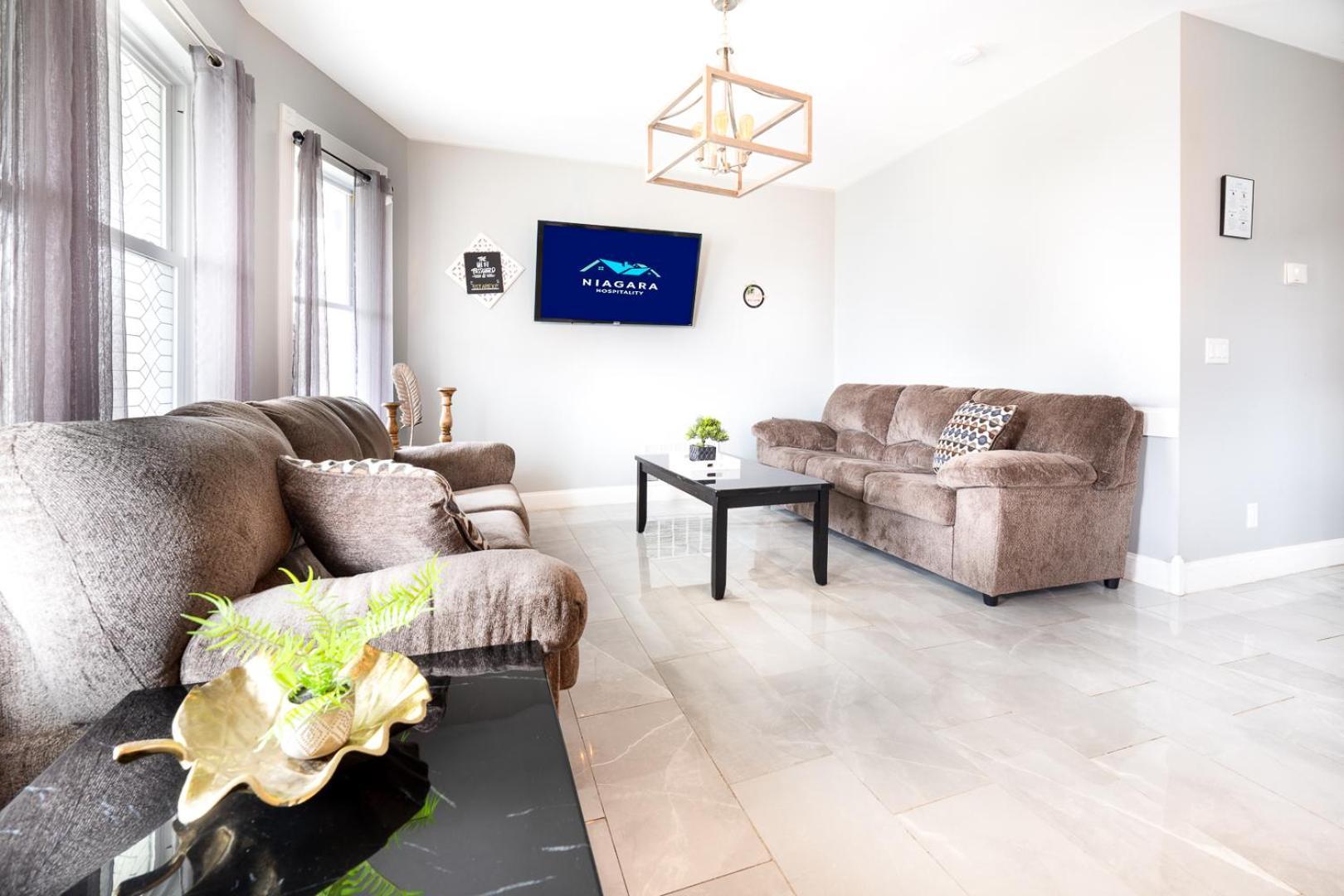 The Maid of the Mist Villa: Niagara Falls Retreat with Private Yard Exterior photo