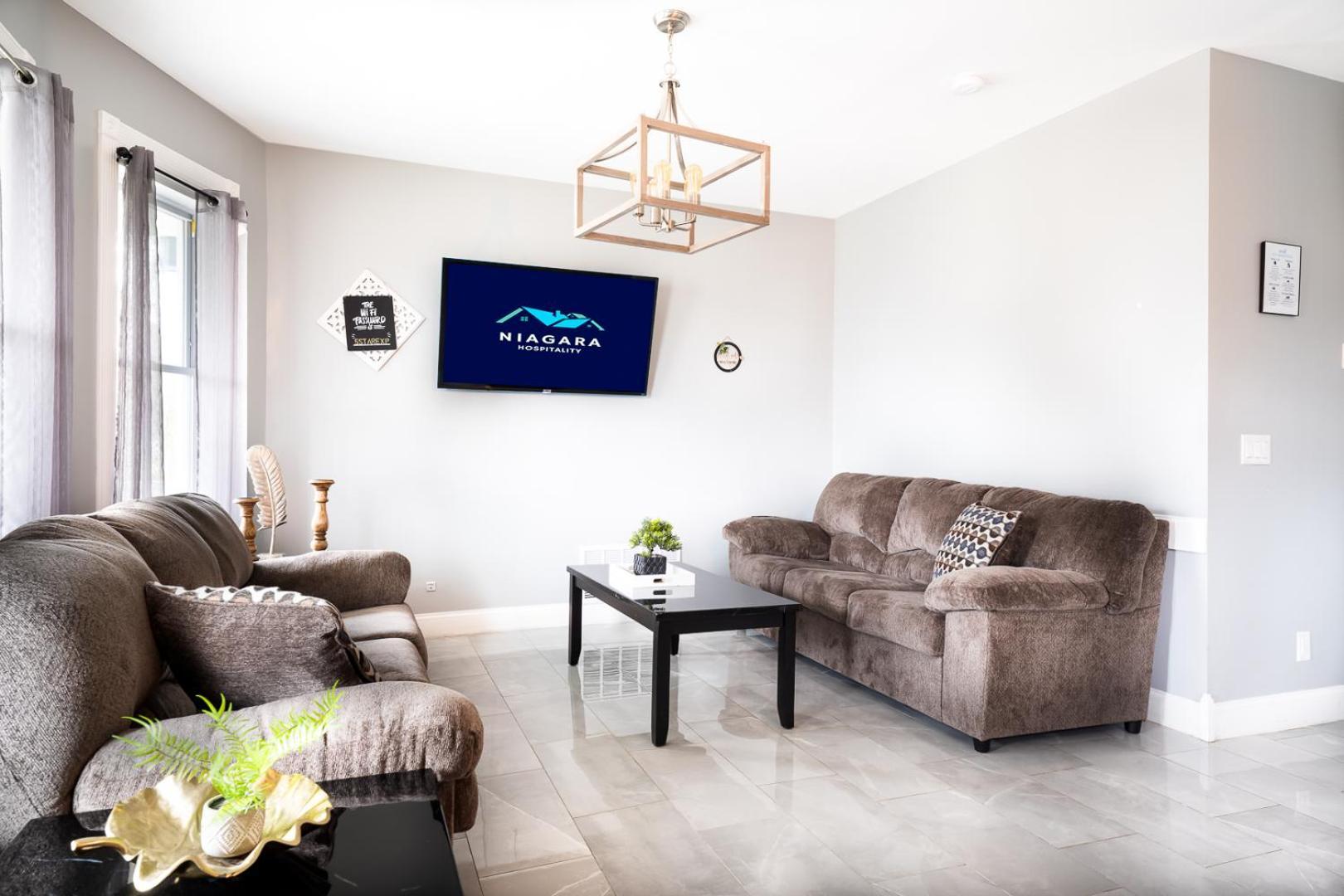 The Maid of the Mist Villa: Niagara Falls Retreat with Private Yard Exterior photo