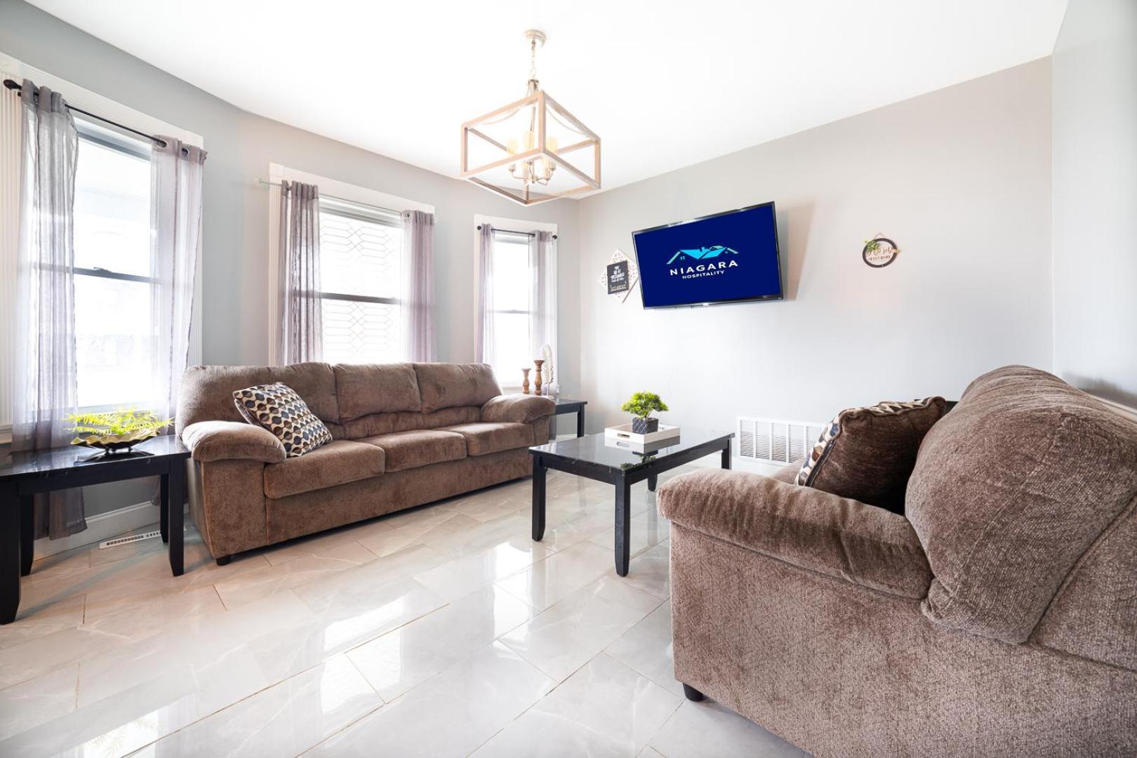 The Maid of the Mist Villa: Niagara Falls Retreat with Private Yard Exterior photo